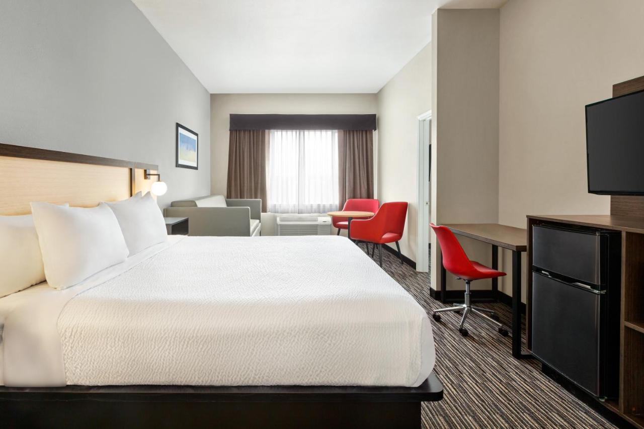 Ramada By Wyndham Marina Hotel Exterior photo