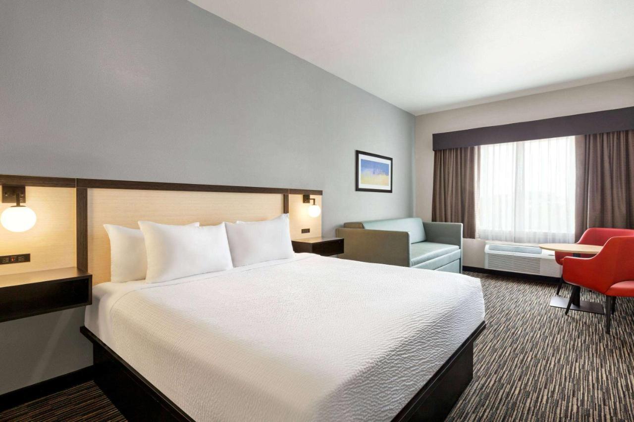 Ramada By Wyndham Marina Hotel Exterior photo