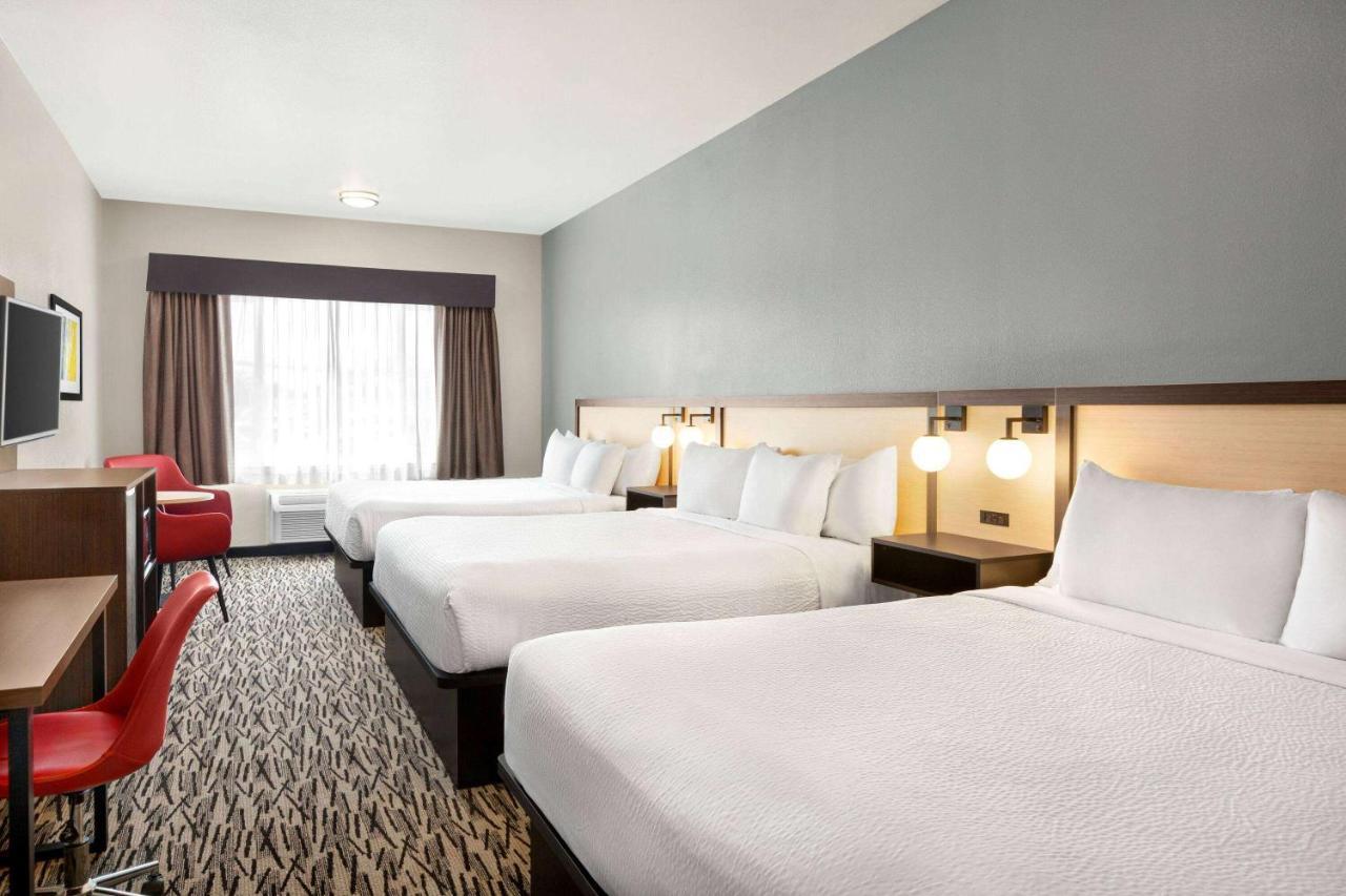 Ramada By Wyndham Marina Hotel Exterior photo
