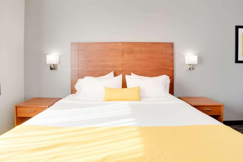 Ramada By Wyndham Marina Hotel Room photo
