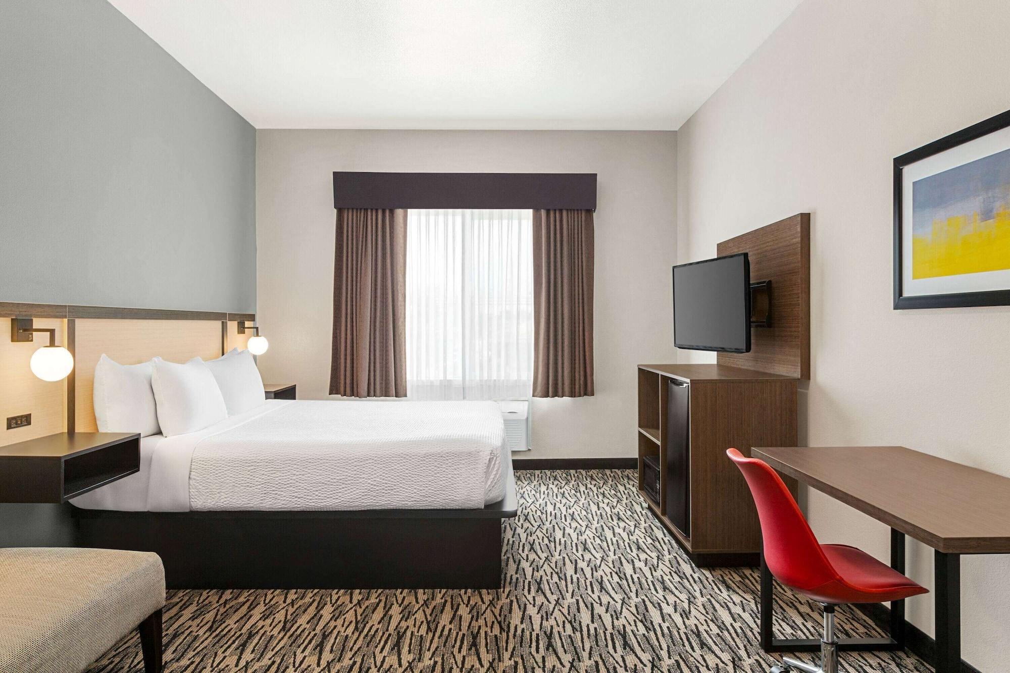 Ramada By Wyndham Marina Hotel Exterior photo