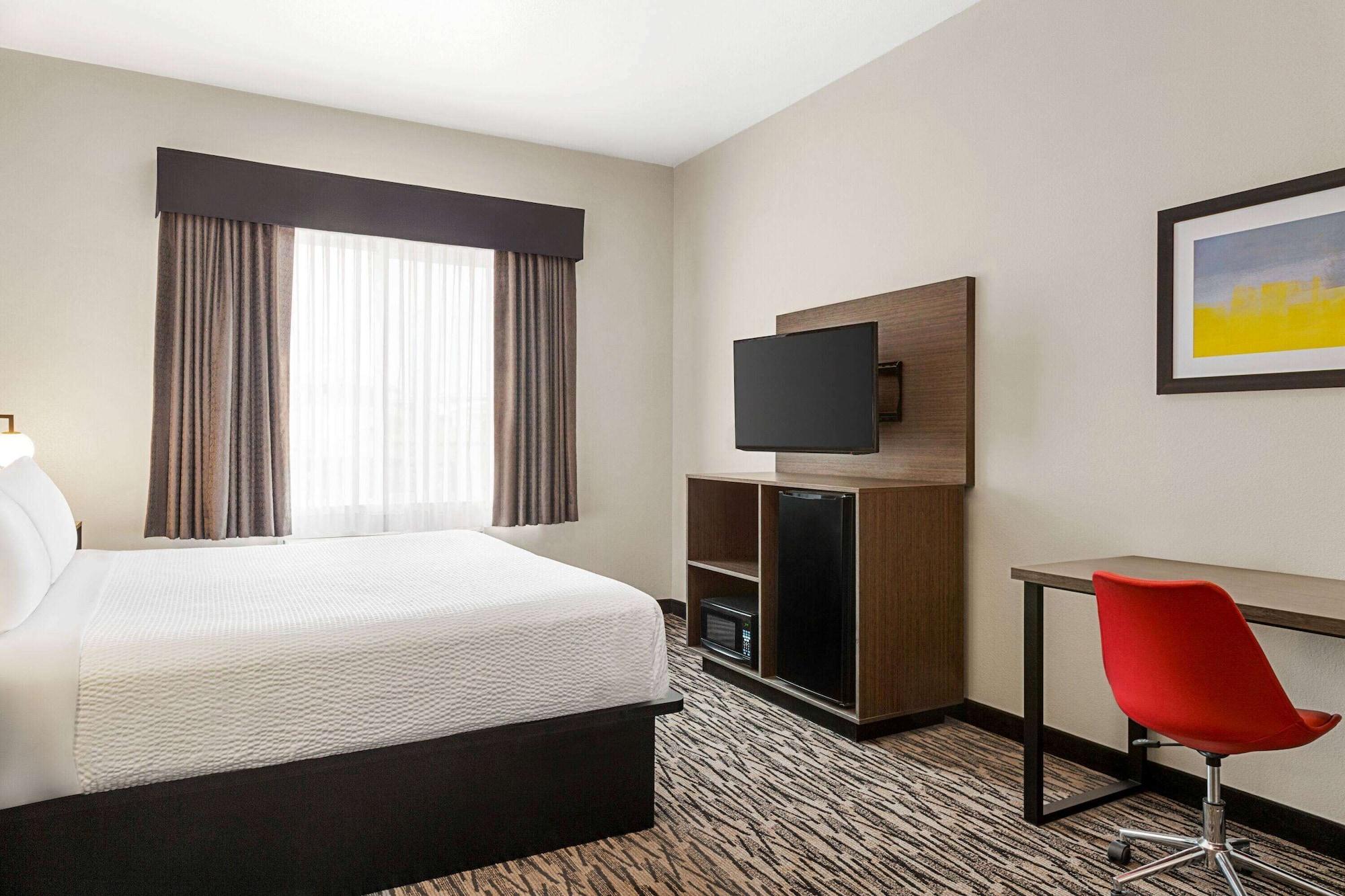 Ramada By Wyndham Marina Hotel Exterior photo