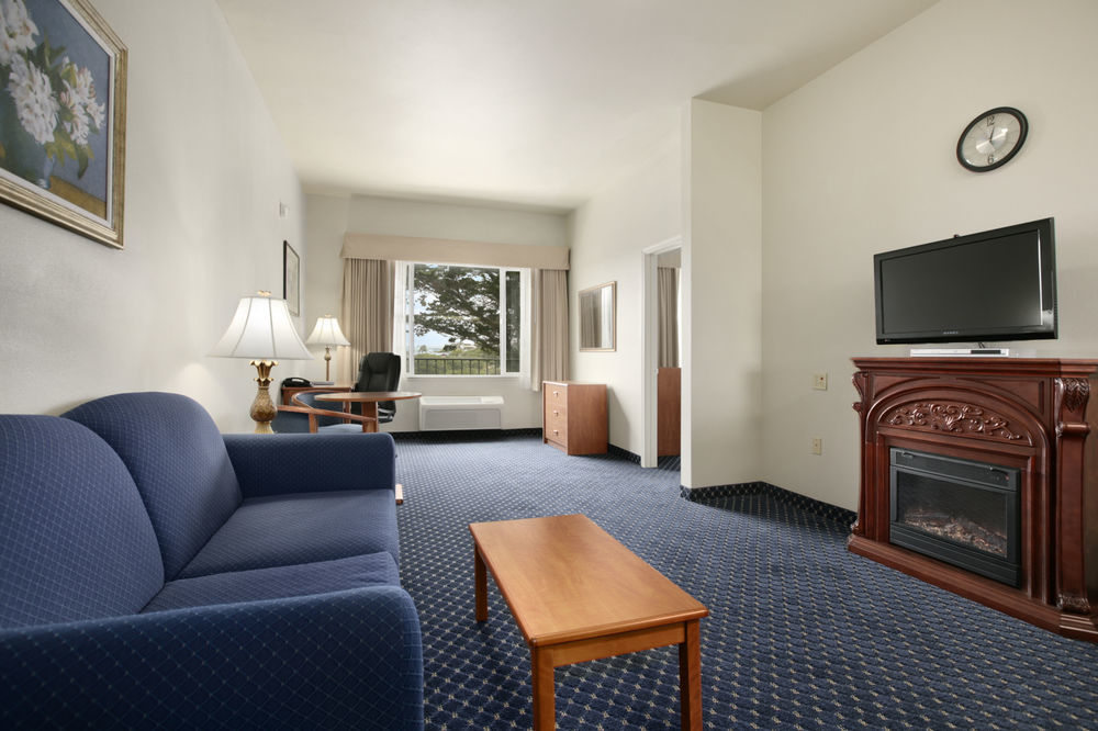 Ramada By Wyndham Marina Hotel Exterior photo